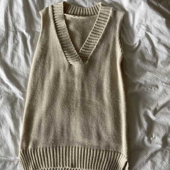 Beige v-neck sweater vest - Picture 2 of 4